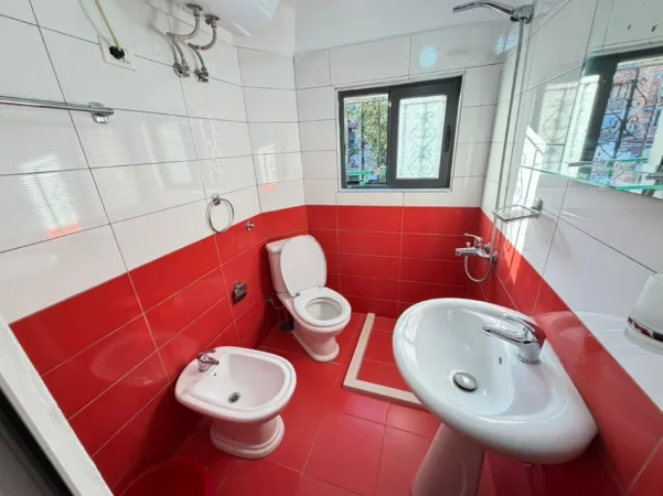 Tirane, jepet me qera apartament 2+1 Kati 2, 450 € (oxhaku)