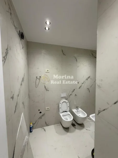 Tirane, jepet me qera ambjent biznesi Kati 3, 70 m² 700 € (Mine Peza)