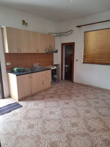 Tirane, jepet me qera apartament 1+1 Kati 1, 80 m² 250 € (Rruga Siri Kodra)