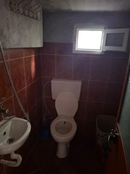 Tirane, jepet me qera apartament 1+1 Kati 1, 80 m² 250 € (Rruga Siri Kodra)