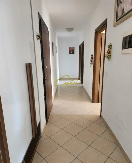 Tirane, jepet me qera apartament 2+1 Kati 3, 100 m² 550 € (ISH STACIONI TRENIT)