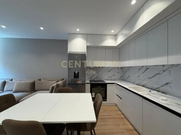 Tirane, jepet me qera apartament 1+1+Ballkon Kati 5, 89 m² 600 € (kompleksi Xhelux)