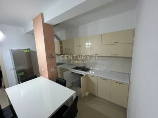 Tirane, jepet me qera apartament 3+1 Kati 4, 125 m² 800 € (kopshti zologjik)