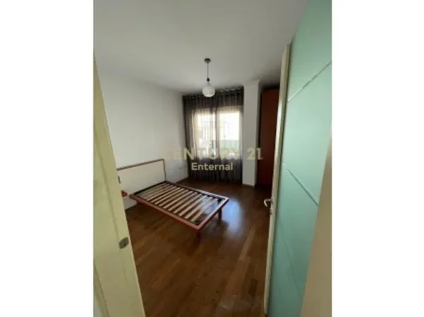 Tirane, jepet me qera apartament 3+1 Kati 4, 125 m² 800 € (kopshti zologjik)
