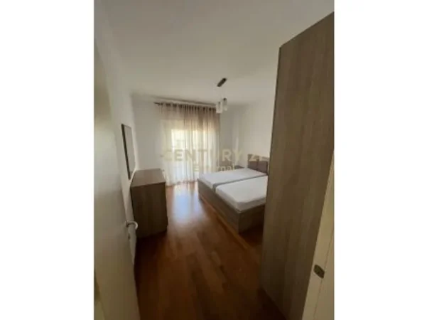 Tirane, jepet me qera apartament 3+1 Kati 4, 125 m² 800 € (kopshti zologjik)