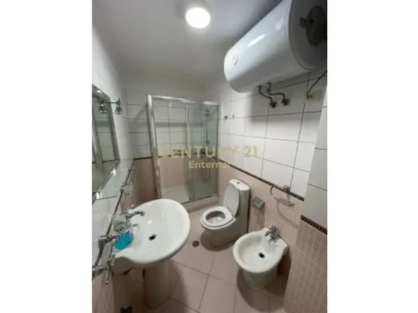 Tirane, jepet me qera apartament 3+1 Kati 4, 125 m² 800 € (kopshti zologjik)