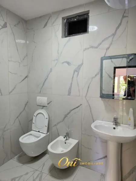 Tirane, jepet me qera apartament 1+1 , 80 m² 500 € (HALIT BEGA)