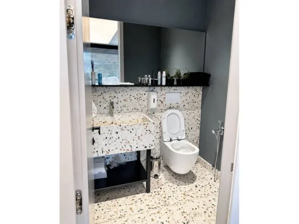 Tirane, jepet me qera zyre Kati 5, 160 m² 3.500 € (Ish Bllok)