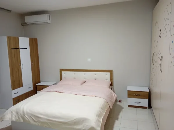 Tirane, jepet me qera apartament 2+1 Kati 2, 90 m² 700 € (Komuna e Parisit)