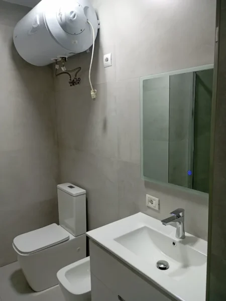 Tirane, jepet me qera apartament 2+1 Kati 2, 90 m² 700 € (Komuna e Parisit)