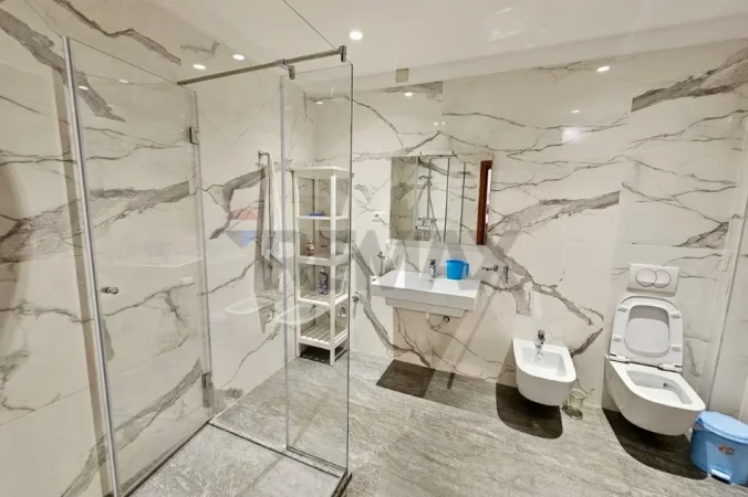 Tirane, shitet apartament , 182 m² 365.400 € 