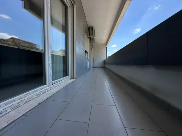 Tirane, jepet me qera apartament 2+1 , 900 € 