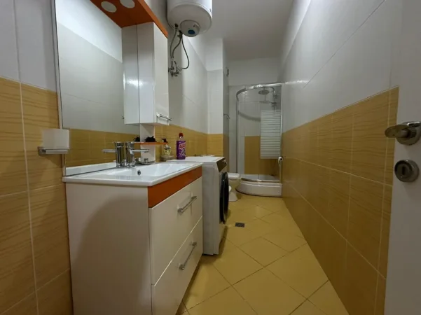 Tirane, jepet me qera apartament 2+1 , 900 € 