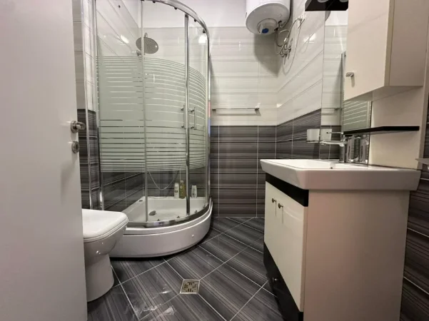 Tirane, jepet me qera apartament 2+1 , 900 € 