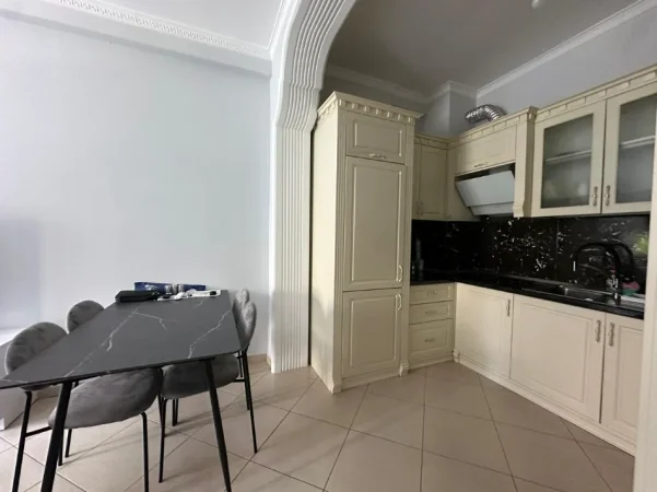 Tirane, jepet me qera apartament 2+1 , 900 € 