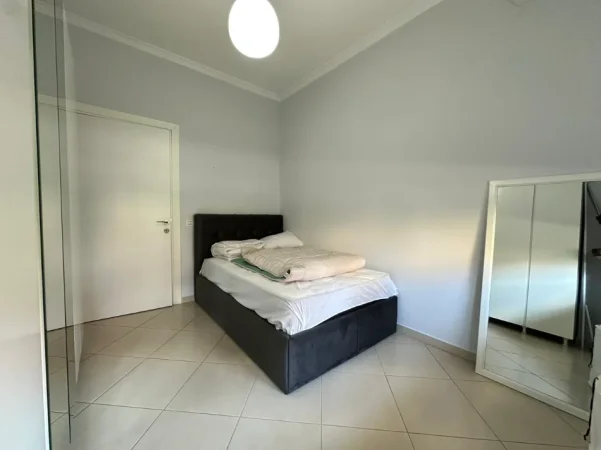 Tirane, jepet me qera apartament 2+1 , 900 € 