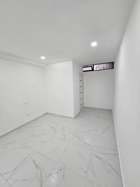 Tirane, shitet dyqan Kati -1, 48 m² 99.000 € (Komuna e Parisit)