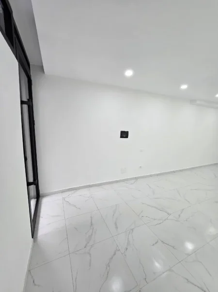 Tirane, shitet dyqan Kati -1, 48 m² 99.000 € (Komuna e Parisit)