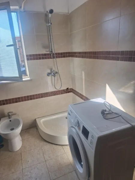 Tirane, jepet me qera apartament 2+1 Kati 5, 75 m² 400 € (RRUGA E ELBASANIT)