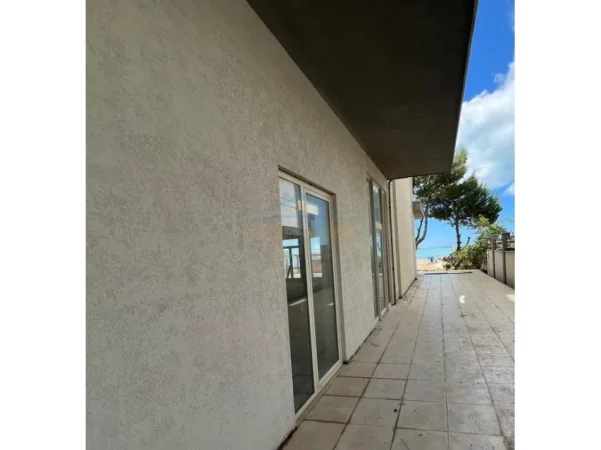 Durres, jepet me qera ambjent biznesi Kati 0, 400 m² 30.000 € (Plazhi Iliria)