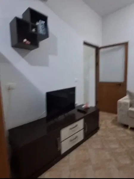 Tirane, jepet me qera apartament 1+1 Kati 1, 65 m² 400 € (Misto Mame)