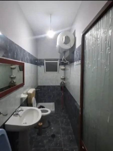 Tirane, jepet me qera apartament 1+1 Kati 1, 65 m² 400 € (Misto Mame)