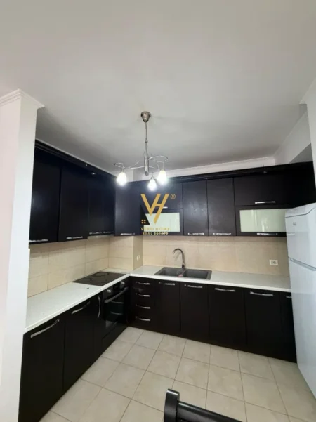 Tirane, jepet me qera apartament 2+1+Ballkon Kati 4, 100 m² 470 € (ASTIR)