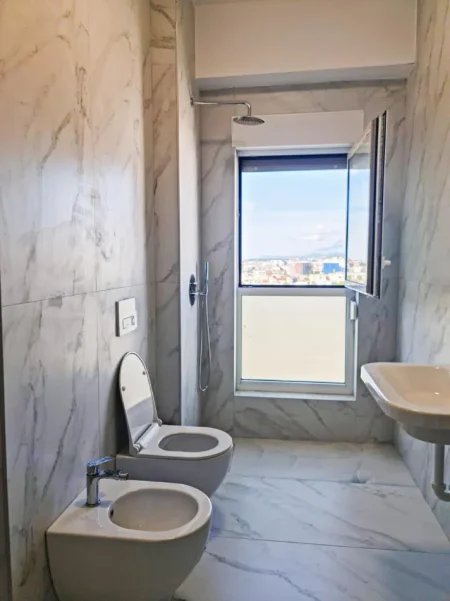Tirane, jepet me qera apartament 1+1 Kati 7, 60 m² 400 € (Ali Demi)