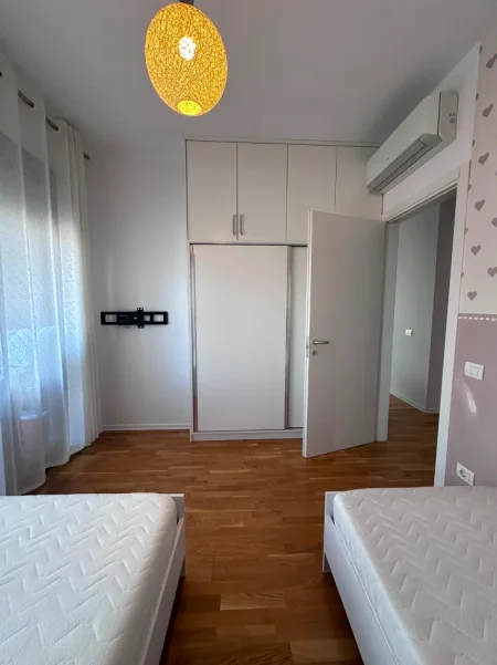 Tirane, jepet me qera apartament 2+1+Ballkon Kati 2, 116 m² 1.600 € (rruga e barrikadave)