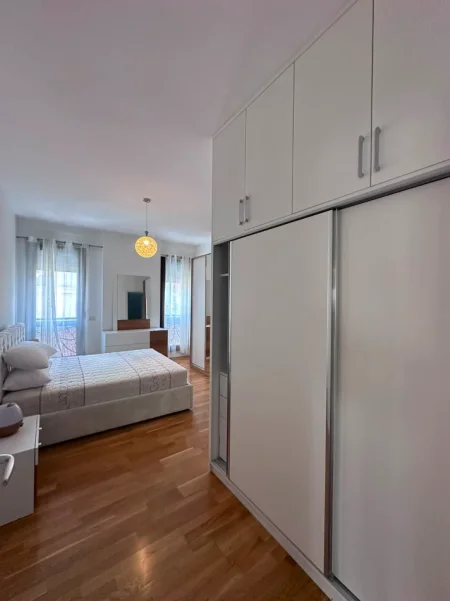 Tirane, jepet me qera apartament 2+1+Ballkon Kati 2, 116 m² 1.600 € (rruga e barrikadave)