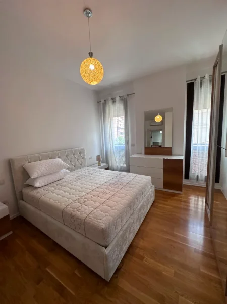 Tirane, jepet me qera apartament 2+1+Ballkon Kati 2, 116 m² 1.600 € (rruga e barrikadave)