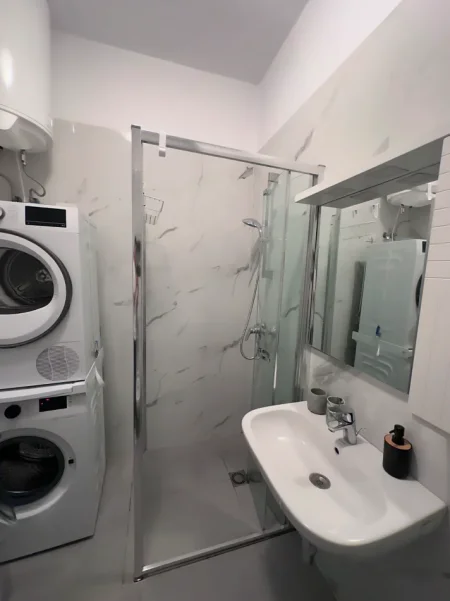 Tirane, jepet me qera apartament 2+1+Ballkon Kati 2, 116 m² 1.600 € (rruga e barrikadave)