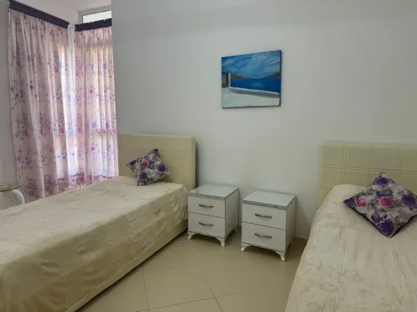 Tirane, jepet me qera apartament 2+1+Aneks+Ballkon , 650 € (ish parku i autobusave)