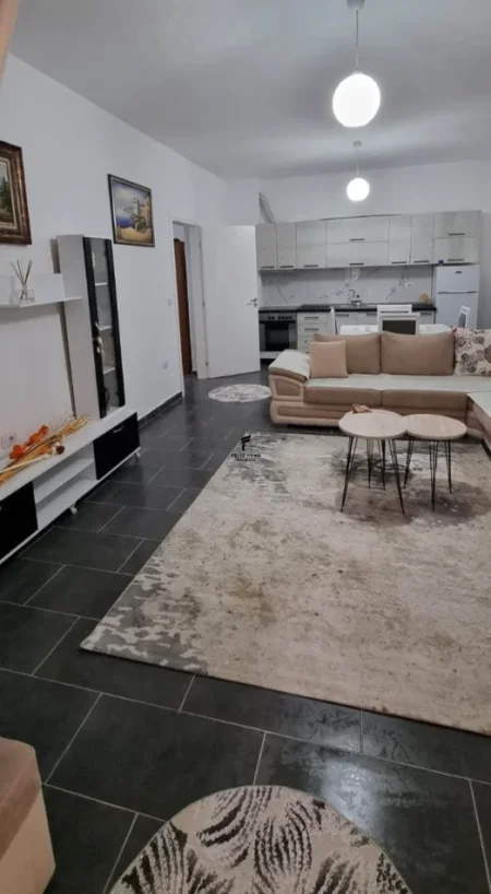 Tirane, jepet me qera apartament 1+1 Kati 2, 80 m² 380 € (FRESK)
