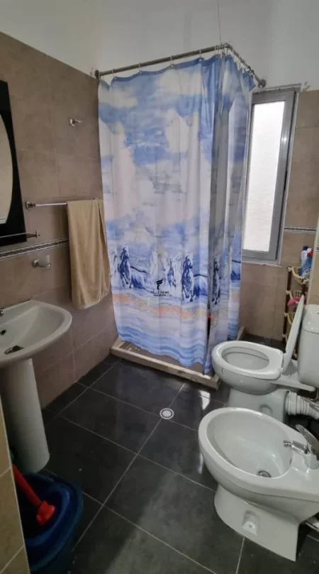 Tirane, jepet me qera apartament 1+1 Kati 2, 80 m² 380 € (FRESK)