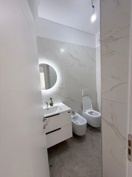 Me Qera : 2+1📍Bulevardi i Ri - Kati.6 - 60,000 Leke/Muaj - Sp.100m² - Pallat.V2025 || 🔥100% e Re