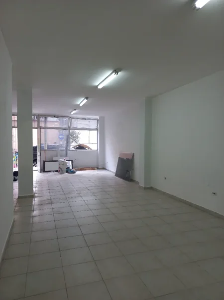 Tirane,Qera Ambjent Biznesi ideale klinik, laborator, estetik-parukeri, zyre etj, kat 0, sip. 70m²,Qera 80'000 leke/muaj, rr. F.Konica ATJONIT, Tiranë