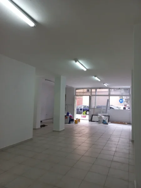 Tirane,Qera Ambjent Biznesi ideale klinik, laborator, estetik-parukeri, zyre etj, kat 0, sip. 70m²,Qera 80'000 leke/muaj, rr. F.Konica ATJONIT, Tiranë