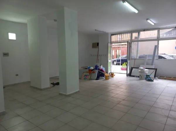 Tirane,Qera Ambjent Biznesi ideale klinik, laborator, estetik-parukeri, zyre etj, kat 0, sip. 70m²,Qera 80'000 leke/muaj, rr. F.Konica ATJONIT, Tiranë