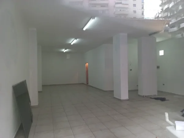 Tirane,Qera Ambjent Biznesi ideale klinik, laborator, estetik-parukeri, zyre etj, kat 0, sip. 70m²,Qera 80'000 leke/muaj, rr. F.Konica ATJONIT, Tiranë