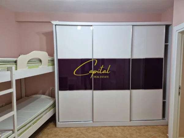 Tirane, jepet me qera apartament 3+1 Kati 4, 110 m² 800 € (ZOGU I ZI)