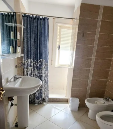 Tirane, jepet me qera apartament 2+1 Kati 3, 100 m² 550 € (Bulevardi i Ri)