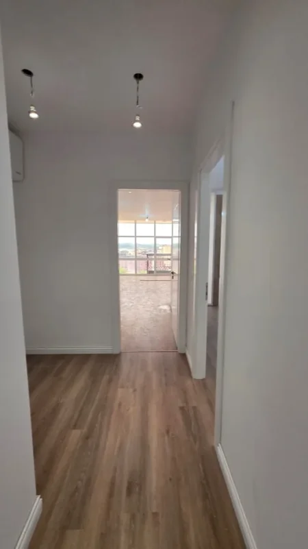 Tirane, jepet me qera zyre Kati 8, 73 m² 900 € (qender)