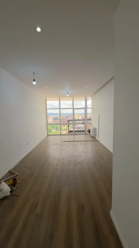 Tirane, jepet me qera zyre Kati 8, 73 m² 900 € (qender)