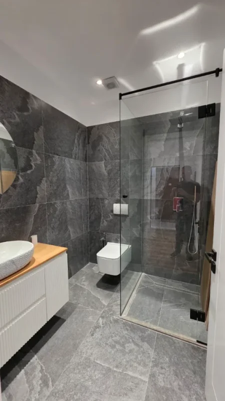 Tirane, jepet me qera zyre Kati 8, 73 m² 900 € (qender)