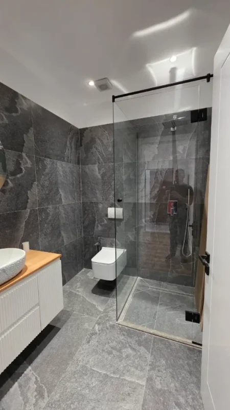 Tirane, jepet me qera zyre Kati 8, 73 m² 900 € (qender)