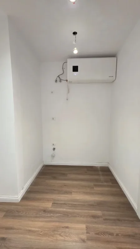 Tirane, jepet me qera zyre Kati 8, 73 m² 900 € (qender)