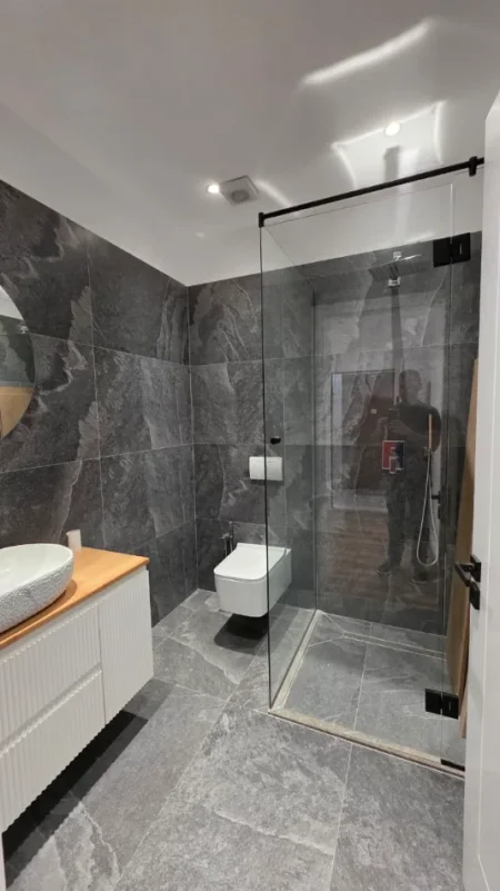 Tirane, jepet me qera zyre Kati 8, 73 m² 900 € (qender)