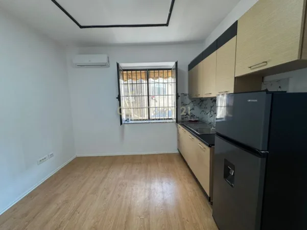 Tirane, jepet me qera zyre Kati 3, 45 m² 600 €