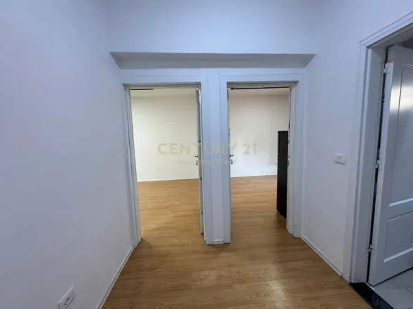 Tirane, jepet me qera zyre Kati 3, 45 m² 600 €